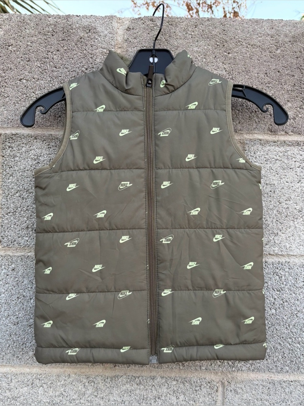 Nike Puffer Vest Kid Size 5 Small Olive Green AOP Logo Full Zip Quilted Outdoor